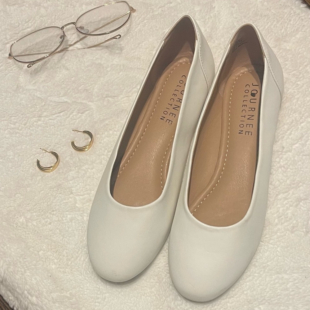 Journee Collection Women's  casual Cream Flats size 7.5